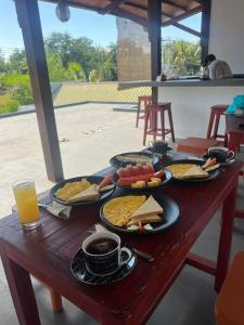 吉利阿尔Villa Kamaria的桌子上摆着几盘食物和一杯咖啡