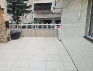 Casas de Aluguel da Lulu في ايتابيما: ساحة فاضية فيها سياج ومبنى