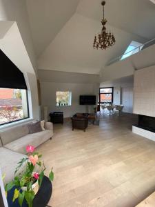 Μια τηλεόραση ή/και κέντρο ψυχαγωγίας στο Les Murmures des Toits - Hypercentre - garage privé +36 φωτογραφίες