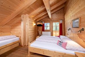 Postel nebo postele na pokoji v ubytování Family Lodge Maximilian