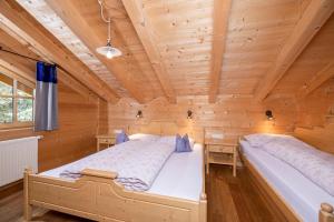 Postel nebo postele na pokoji v ubytování Family Lodge Maximilian