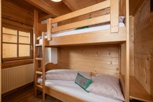 Postel nebo postele na pokoji v ubytování Family Lodge Maximilian