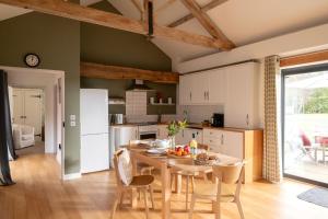Kuchyň nebo kuchyňský kout v ubytování The Tern Cottage + 8 fotografií