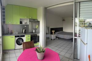 Cucina o angolo cottura di Studio vue mer & accès plage