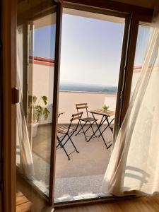 una porta scorrevole in vetro con vista sulla spiaggia di B&B La Panoramica a Villacidro