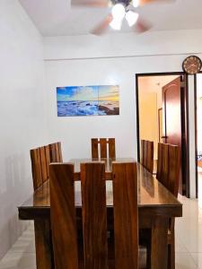 Un comedor con mesa y sillas de madera. en Cozy 2BR with Balcony in Mines View Park by Peniel's Getaway, en Baguio