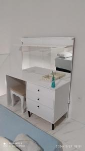 a white desk with a mirror on top of it at top residencial 2 in Sinop