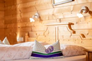 Postel nebo postele na pokoji v ubytování Family Lodge Maximilian