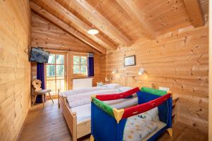 Postel nebo postele na pokoji v ubytování Family Lodge Maximilian