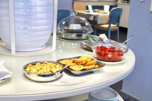 ein Buffet mit Schüsseln voller Essen auf einem Tisch in der Unterkunft Barion Hotel & Congressi in Bari