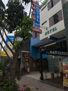 un hotel con cartelli sul lato di un edificio di Hotel SPRING a Lima