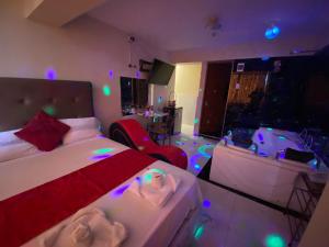 Gulta vai gultas numurā naktsmītnē Hotel SPRING