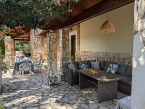 Patio nebo venkovní prostory v ubytování Almyros Garden House