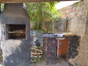 an outdoor brick oven with a sink in a yard at Casa central 349 in Ponta Grossa