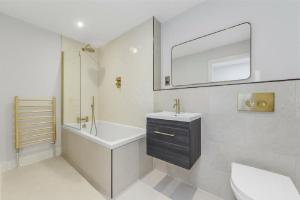 Ένα μπάνιο στο Prime Location 4-Bed Home in Croydon with Parking +8 φωτογραφίες