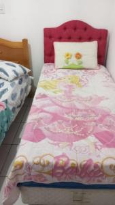 Casas de Aluguel da Lulu في ايتابيما: سرير لحاف وردي وبيض عليه