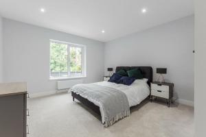 Ένα ή περισσότερα κρεβάτια σε δωμάτιο στο Prime Location 4-Bed Home in Croydon with Parking