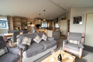 Posezení v ubytování Luxury 3 bedroom Maple View Lodge, Newquay, Cornwall