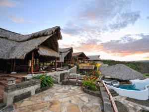 a resort with a swimming pool and a tub at Hacienda Puerta del Cielo Eco Lodge & Spa in Masaya