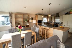 Η κουζίνα ή μικρή κουζίνα στο Luxury 3 bedroom Maple View Lodge, Newquay, Cornwall