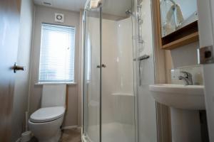 Ένα μπάνιο στο Luxury 3 bedroom Maple View Lodge, Newquay, Cornwall