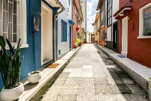 a narrow street in an old town with buildings at Loft moderno e espaçoso no centro de Floripa -UN30 in Florianópolis