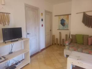 Una televisión o centro de entretenimiento en Hotel - Residencial Madrugada