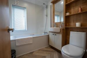 Ένα μπάνιο στο Luxury 3 bedroom Maple View Lodge, Newquay, Cornwall