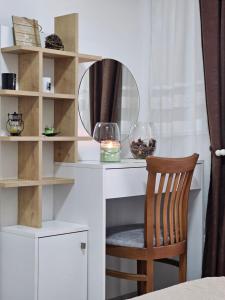 a room with a desk with a chair and a mirror at Superb 1 bedroom in the best zone of the city. in Ferizaj