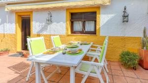 a white table and chairs on a patio at Casa Cerralba Pizarra by Ruralidays in Pizarra