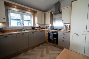 Η κουζίνα ή μικρή κουζίνα στο Luxury 3 bedroom Maple View Lodge, Newquay, Cornwall