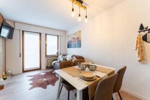 ガッリオにあるElegante Bilocale con balcone - Perfetto per coppieのダイニングテーブルとソファのあるリビングルーム