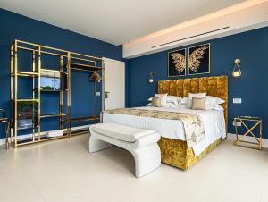Кровать или кровати в номере Cala del Porto Punta Ala - Preferred Hotels