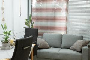a living room with a couch and a table at Ferienwohnung Prinke in Niedertrebra