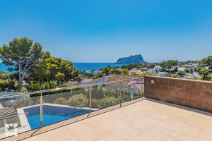 einen Balkon mit Meerblick in der Unterkunft Villa Alex by Abahana Villas in Benissa