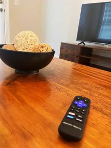 Et tv og/eller underholdning på Quiet Apartment - 10 minutes from ECU + 4 billeder