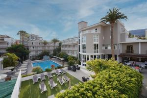 widok z lotu ptaka na budynek z basenem w obiekcie Hotel RF San Borondon w Puerto de la Cruz