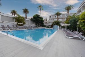 basen z krzesłami i hotel w obiekcie Hotel RF San Borondon w Puerto de la Cruz
