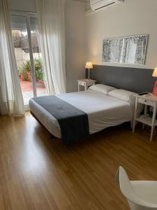 Posteľ alebo postele v izbe v ubytovaní Hostal El Ninot