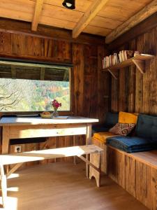 ein Zimmer mit einer Bank und einem Fenster in einer Hütte in der Unterkunft Chalet cabane pleine nature in Le Bouchet-Mont Charvin