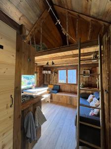 eine Hütte mit Küche und Herd in einem Zimmer in der Unterkunft Chalet cabane pleine nature in Le Bouchet-Mont Charvin
