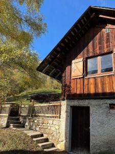 ein Gebäude mit einer Treppe, die zur Vorderseite des Gebäudes führt in der Unterkunft Chalet cabane pleine nature in Le Bouchet-Mont Charvin