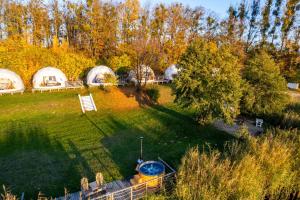 米科瓦伊基Lake Glamp Mikołajki - Adults Only的后院的空中景色,草地上有一条船