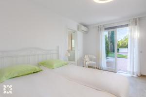 Postel nebo postele na pokoji v ubytování Villa Mima by Abahana Villas