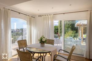 Posedenie v ubytovaní Villa Mima by Abahana Villas