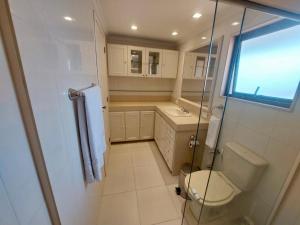 a bathroom with a toilet and a sink and a shower at Hotel York in Petrópolis +47 photos