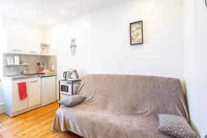 A kitchen or kitchenette at Studio cosy avenue de la mer