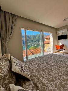 Postel nebo postele na pokoji v ubytování Villa Giulietta lake view Jacuzzi Spa 108