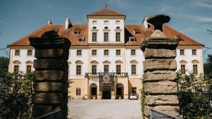 Fotografie z fotogalerie ubytování Luxurious Castle Retreat in Austria Little Versailles with Nearby Spas v destinaci Aurolzmünster