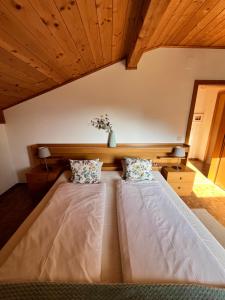 Postel nebo postele na pokoji v ubytování Voldersberghof